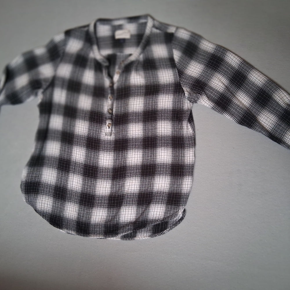UNIVERSAL THREAD SIZE L Black and White Plaid Henley Shirt
